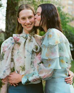 Camicia in organza di seta stampata con peonie, scollo alla coreana, maniche con rouches, polsino lungo