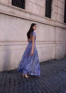 Antonio Riva Milano abito da cerimonia Nadine midi in tulle azzurro con applicazioni di cristalli, corpino aderente a collo alto con maniche corte e scollo a oblò sul retro, gonna ampia e strutturata, Made in Italy