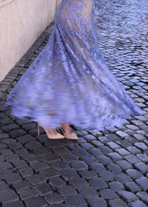 Antonio Riva Milano abito da cerimonia Nadine midi in tulle azzurro con applicazioni di cristalli, corpino aderente a collo alto con maniche corte e scollo a oblò sul retro, gonna ampia e strutturata, Made in Italy