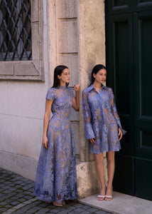 Antonio Riva Milano abito da cerimonia Nadine midi in tulle azzurro con applicazioni di cristalli, corpino aderente a collo alto con maniche corte e scollo a oblò sul retro, gonna ampia e strutturata, Made in Italy