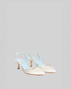 Décolleté slingback in raso bianco impreziosite da dettaglio in cristalli