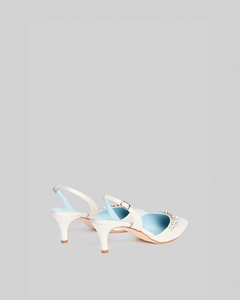 Décolleté slingback in raso bianco impreziosite da dettaglio in cristalli