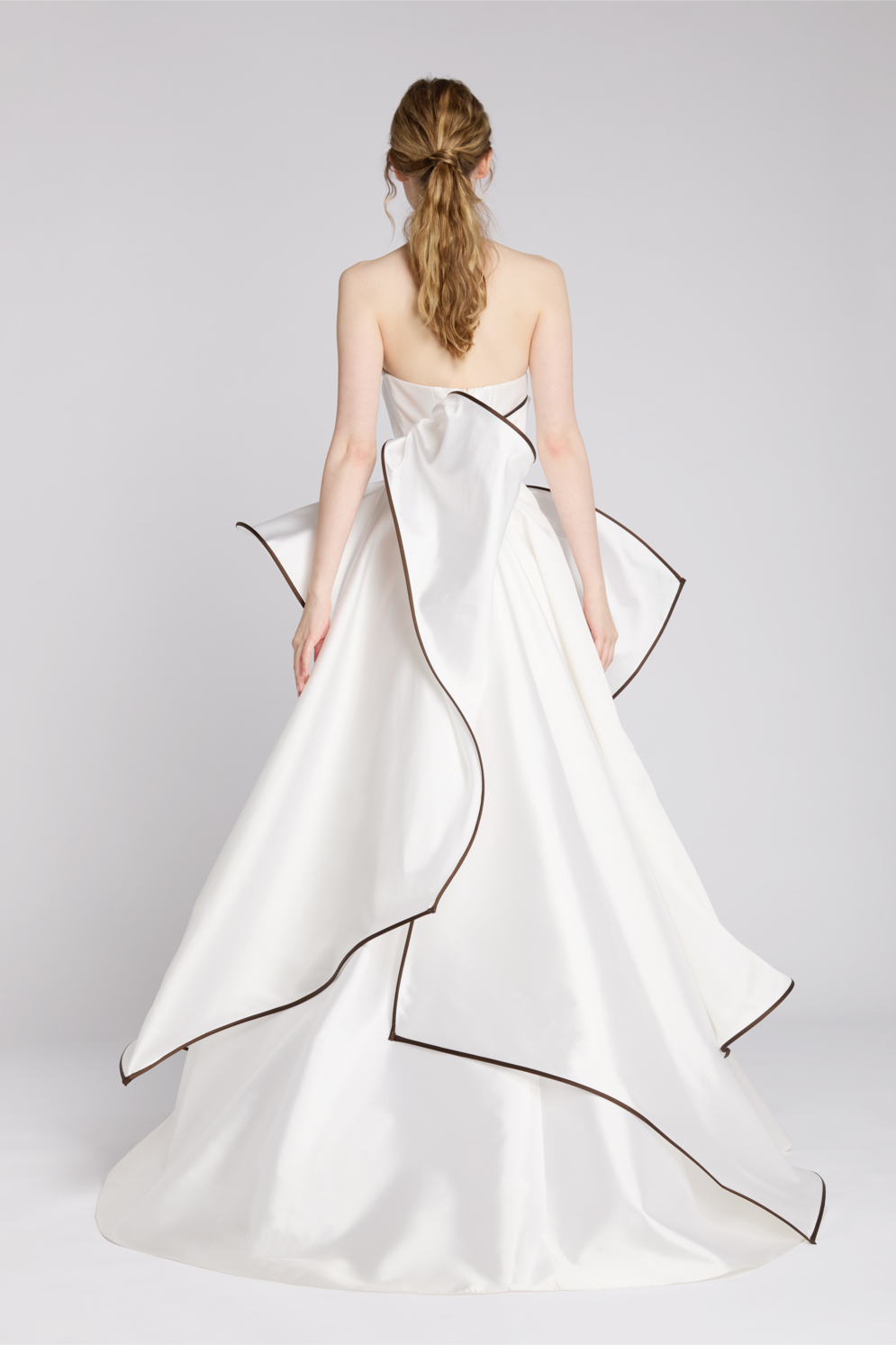 Abito sposa Viola in mikado bianco e marrone | Antonio Riva Milano