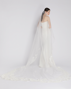 Velo da sposa Mantilla: velo con bordo in pizzo e fiori ricamati, classico mantello lungo fino a cappella. - Italia Velo da sposa Mantilla: velo con bordo in pizzo e fiori ricamati, classico mantello lungo fino a cappella. - Italia