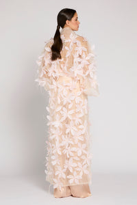 Antonio Riva Milano abito da cerimonia Kim kimono lungo in tulle con applicazioni di piume, maniche raglan in tulle con rifiniture in organza blush e due spacchi laterali sui fianchi, Made in Italy