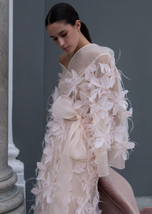 Antonio Riva Milano abito da cerimonia Kim kimono lungo in tulle con applicazioni di piume, maniche raglan in tulle con rifiniture in organza blush e due spacchi laterali sui fianchi, Made in Italy
