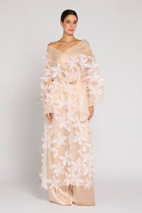 Antonio Riva Milano abito da cerimonia Kim kimono lungo in tulle con applicazioni di piume, maniche raglan in tulle con rifiniture in organza blush e due spacchi laterali sui fianchi, Made in Italy