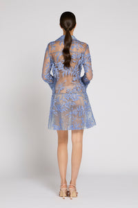 Antonio Riva Milano abito da cerimonia Lauren chemisier corto in tulle azzurro con applicazioni di cristalli, corpino doppiato in organza sul seno con abbottonatura nascosta, maniche lunghe con polsino alto e gonna svasata, Made in Italy