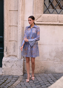 Antonio Riva Milano abito da cerimonia Lauren chemisier corto in tulle azzurro con applicazioni di cristalli, corpino doppiato in organza sul seno con abbottonatura nascosta, maniche lunghe con polsino alto e gonna svasata, Made in Italy