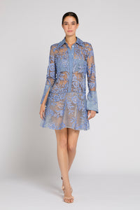 Antonio Riva Milano abito da cerimonia Lauren chemisier corto in tulle azzurro con applicazioni di cristalli, corpino doppiato in organza sul seno con abbottonatura nascosta, maniche lunghe con polsino alto e gonna svasata, Made in Italy