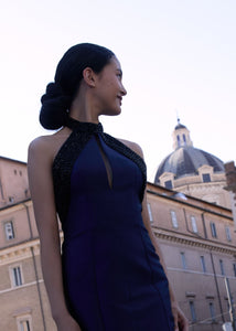 Antonio Riva Milano abito da cerimonia Madeline lungo a sirena blu in mikado con taglio redingote, corpino con scollatura halter-neck e cristalli neri sullo scollo, gonna con profondo spacco centrale sul davanti, Made in Italy