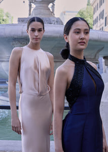 Antonio Riva Milano abito da cerimonia Madeline lungo a sirena blu in mikado con taglio redingote, corpino con scollatura halter-neck e cristalli neri sullo scollo, gonna con profondo spacco centrale sul davanti, Made in Italy