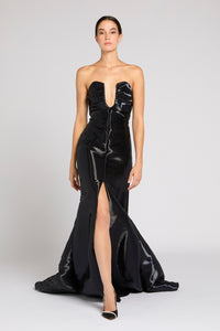 Antonio Riva Milano abito da cerimonia Monique lungo a sirena in organza liquida nera, corpino bustier con profondo scollo a U e gonna scivolata con spacco centrale sul davanti e strascico, Made in Italy