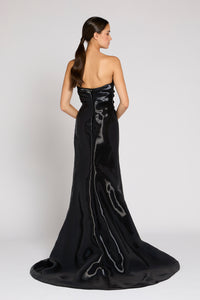 Antonio Riva Milano abito da cerimonia Monique lungo a sirena in organza liquida nera, corpino bustier con profondo scollo a U e gonna scivolata con spacco centrale sul davanti e strascico, Made in Italy