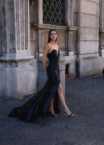 Antonio Riva Milano abito da cerimonia Monique lungo a sirena in organza liquida nera, corpino bustier con profondo scollo a U e gonna scivolata con spacco centrale sul davanti e strascico, Made in Italy