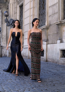 Antonio Riva Milano abito da cerimonia Monique lungo a sirena in organza liquida nera, corpino bustier con profondo scollo a U e gonna scivolata con spacco centrale sul davanti e strascico, Made in Italy