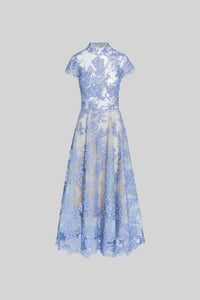 Antonio Riva Milano abito da cerimonia Nadine midi in tulle azzurro con applicazioni di cristalli, corpino aderente a collo alto con maniche corte e scollo a oblò sul retro, gonna ampia e strutturata, Made in Italy