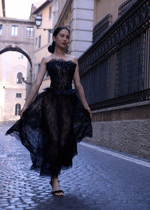 Antonio Riva Milano abito da cerimonia Rebecca midi in pizzo valencienne nero, corpino steccato in pizzo ricamato con cristalli neri e dettaglio in crine ricamato in vita, gonna a ruota in pizzo, Made in Italy