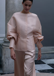 Antonio Riva Milano giacca da cerimonia Tess in mikado rosa dal taglio sciancrato con impunture tono su tono, maniche a palloncino voluminose con giromanica sceso e polsini alti, Made in Italy